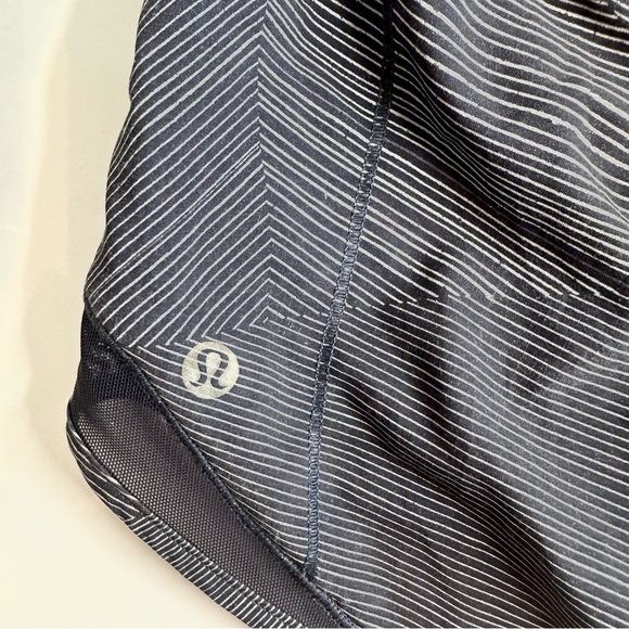 Lululemon Hotty-Hot Short Blue Striped 2.5” Size 4 Tall Zip Pocket Running Yoga - Picture 4 of 11